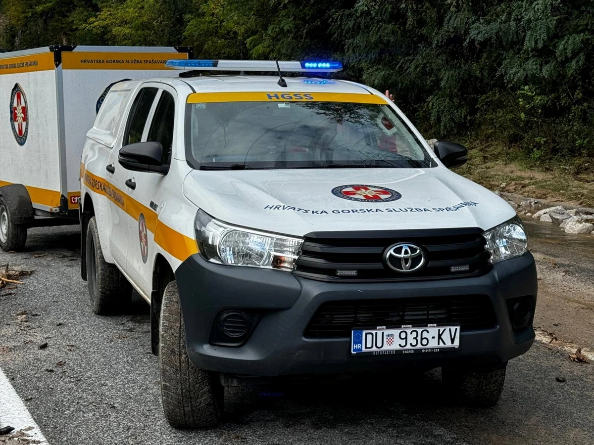 Hvatski spasioci stigli u Jablanicu s četiri terenska vozila, dva plovila i potražnim psom