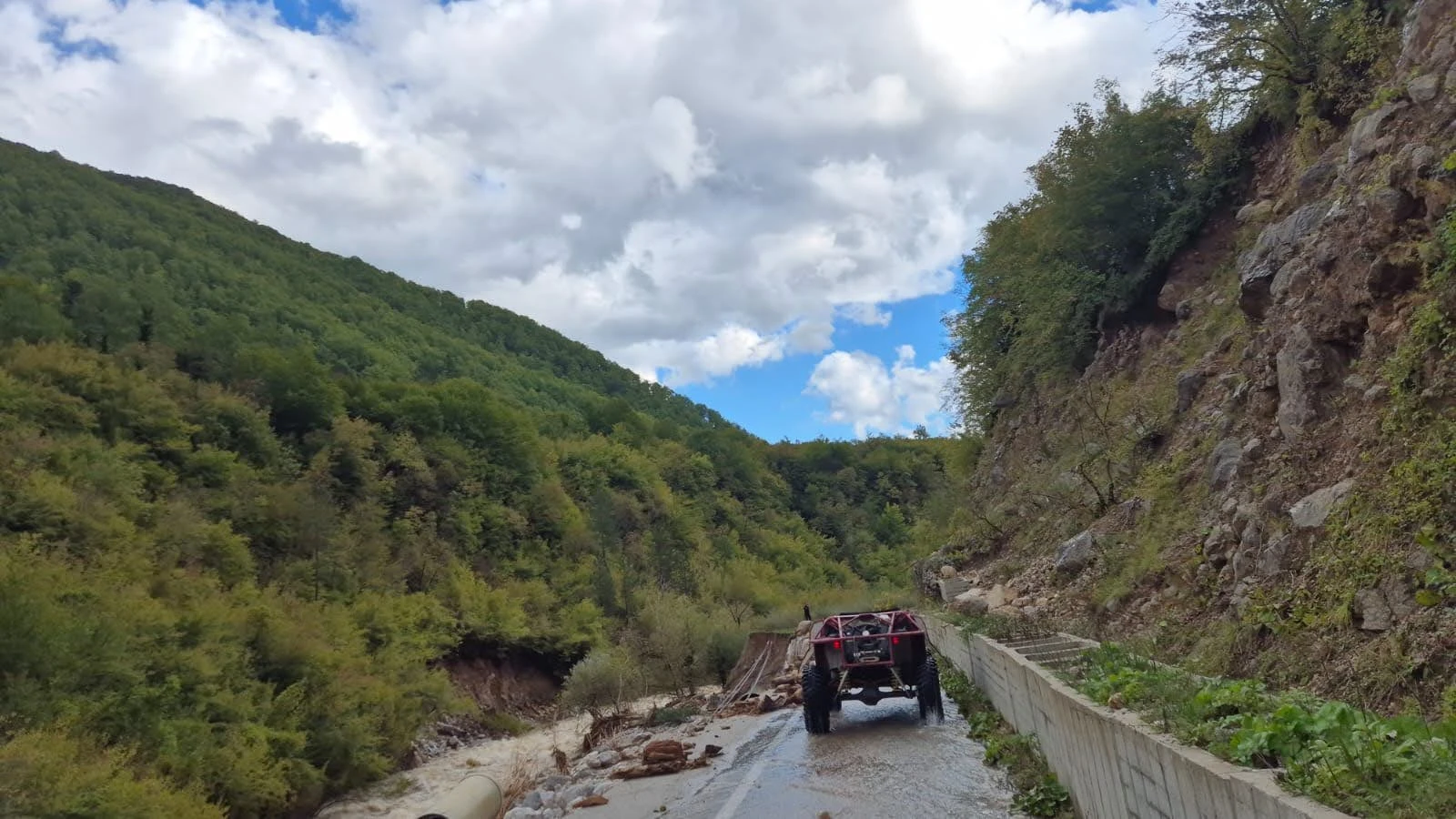FOTO | Čisti se cesta iz Doljana prema Jablanici, radovi otežani