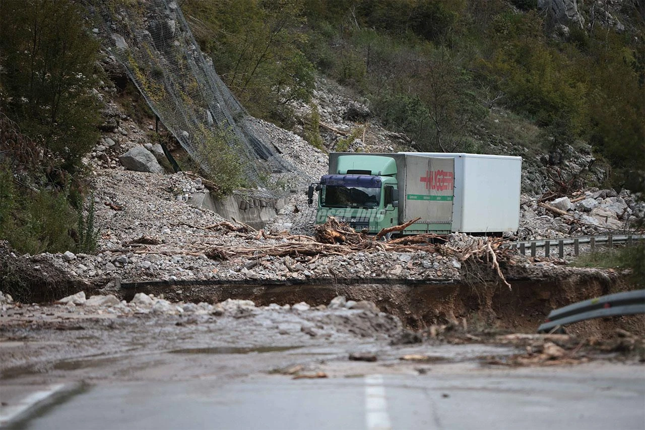 Ispovijest vozača kamiona koji je preživio odron: Sve se odigralo u nekoliko sekundi, cesta ispred mene je nestala
