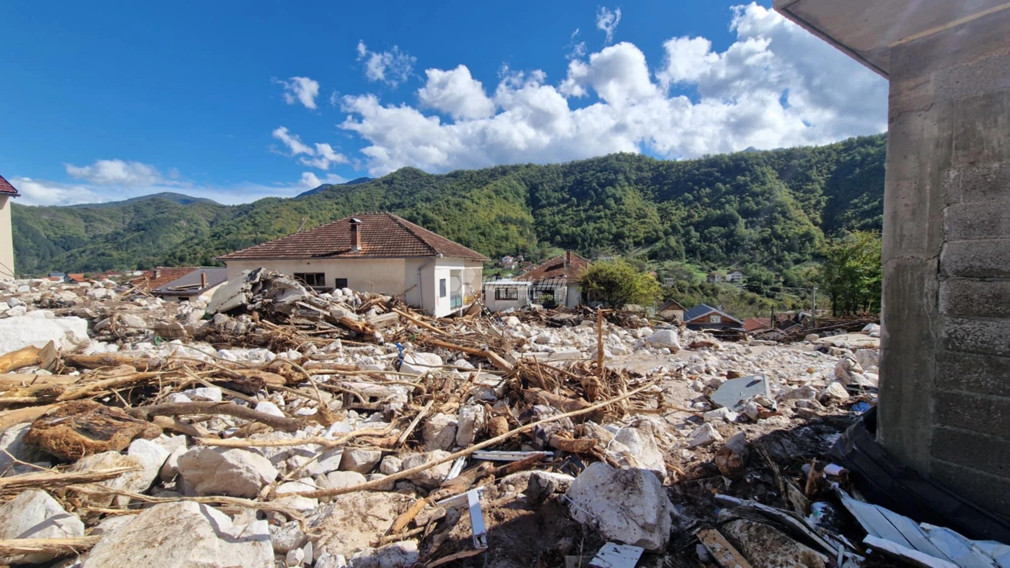 FOTO / VIDEO Bljesak u Donjoj Jablanici: 40 ljudi se vodi kao nestalo