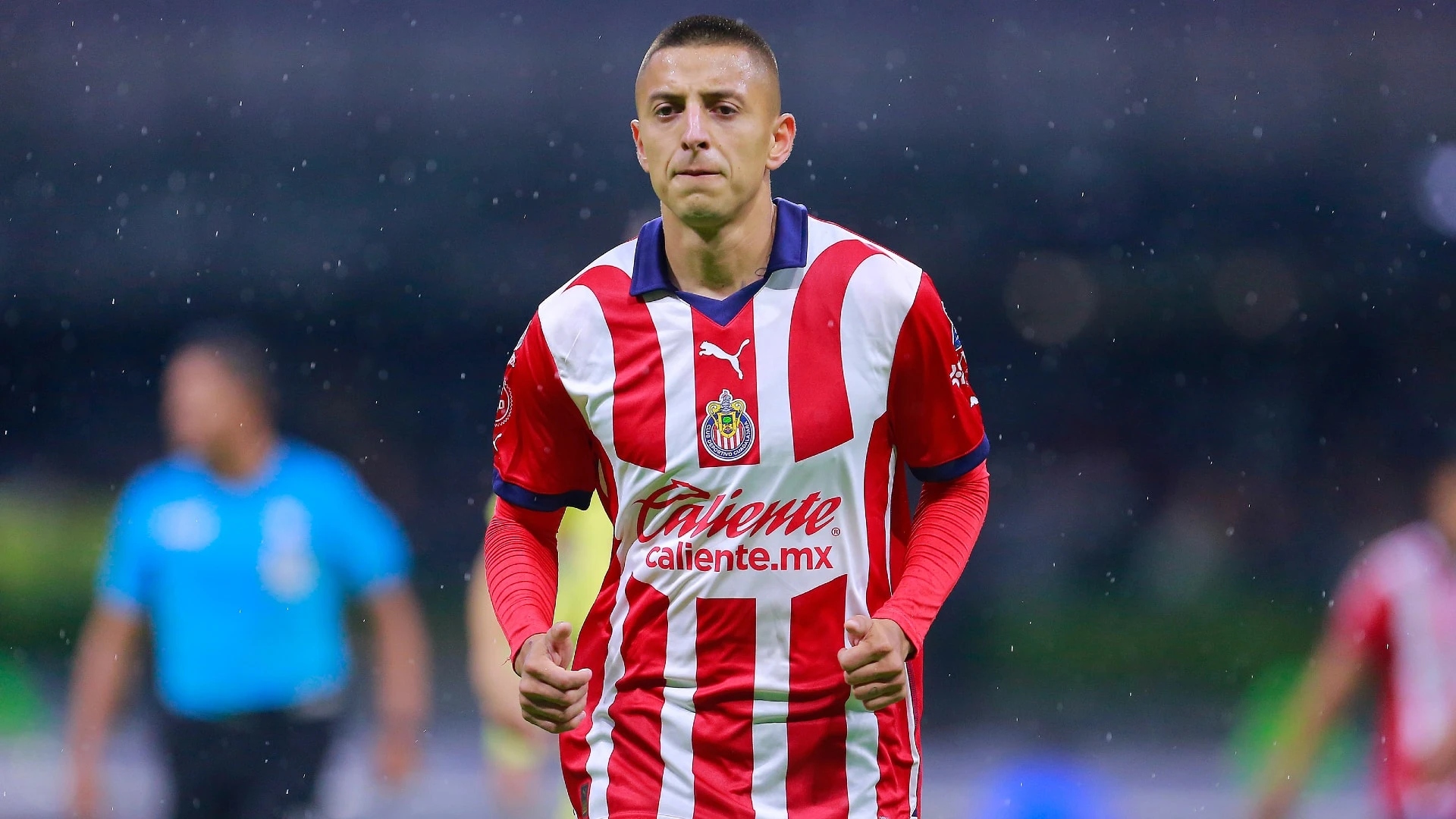 Nogometaš Chivasa bacio petardu na presici, pogodio snimatelja