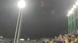 Utakmica u tijeku, rakete iznad stadiona 