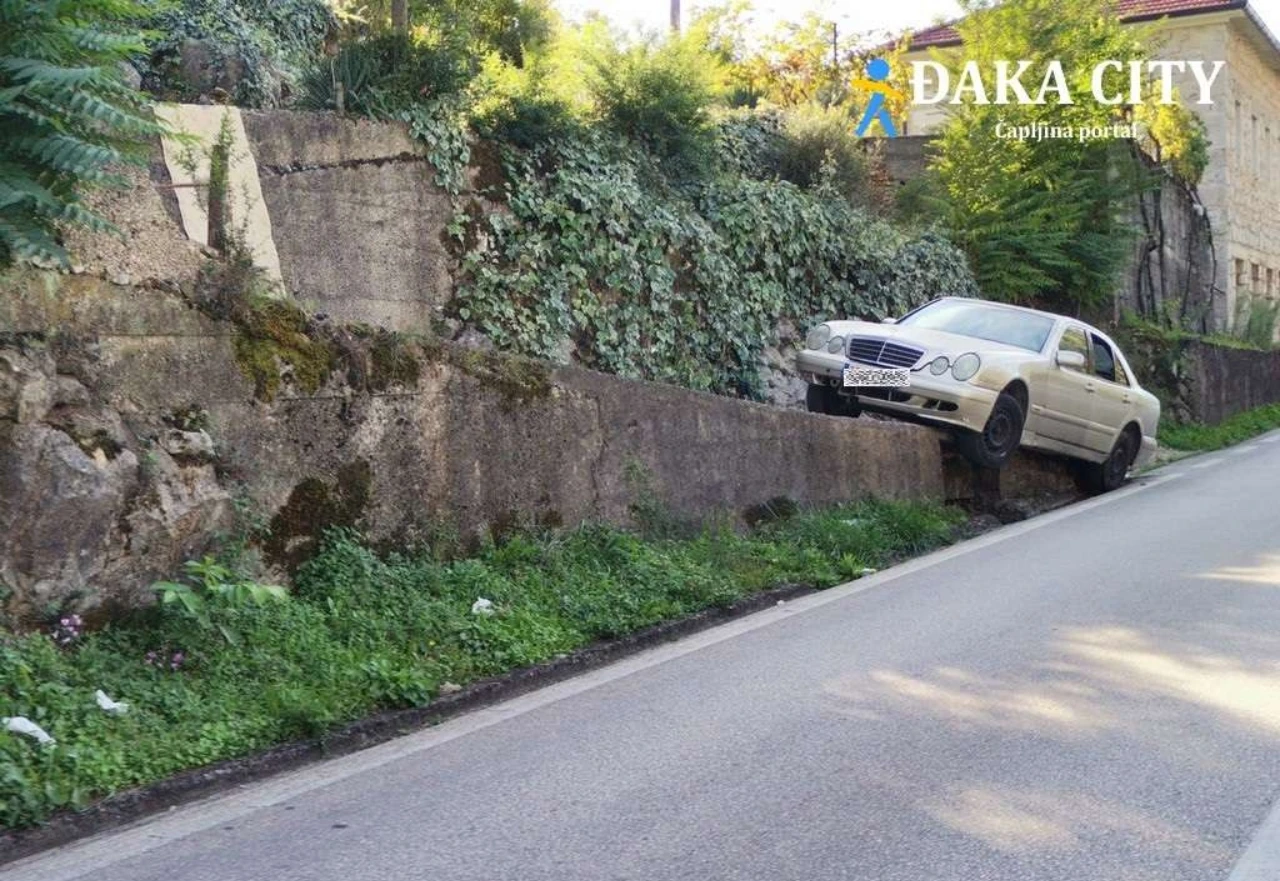 Mercedes promašio skretanje pa skliznuo s ceste
