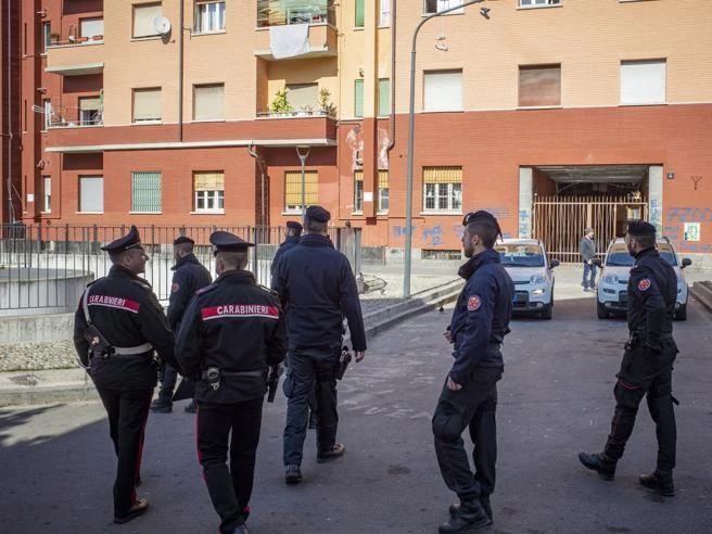 Policajci među novinarima tražili navijače 