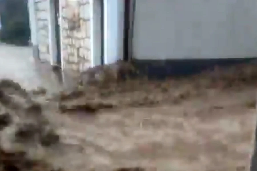 VIDEO | Podgora - bujica nosi sve pred sobom