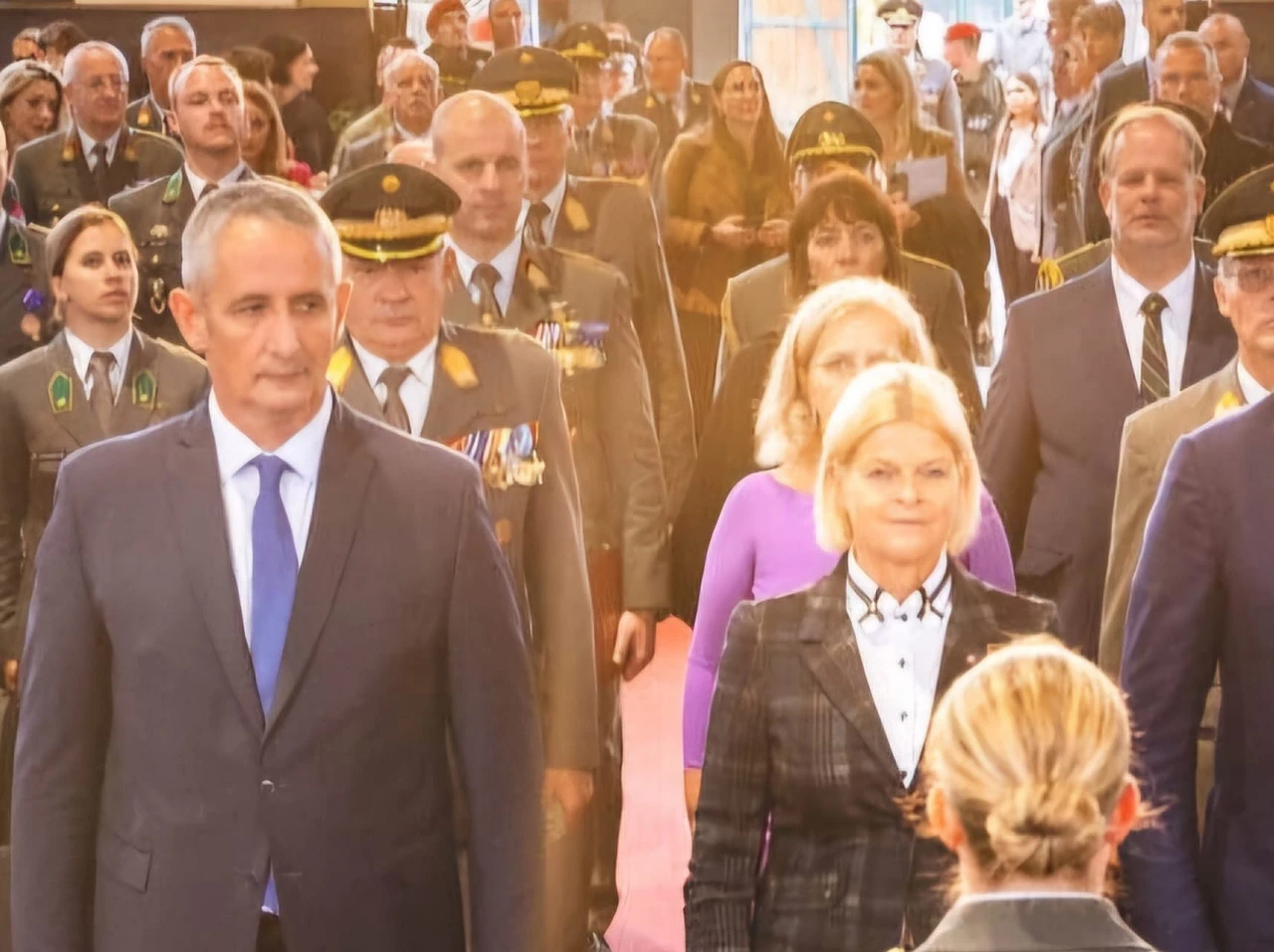 Časnik iz BiH izazvao skandal - odbio se rukovati s ministricom "iz vjerskih razloga"