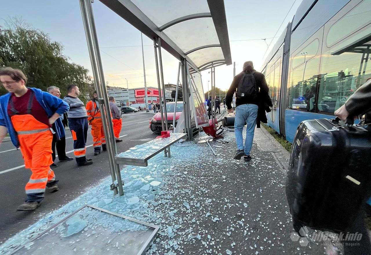 Prometna nesreća u Zagrebu: Vozač "pokosio" tramvajsku stanicu