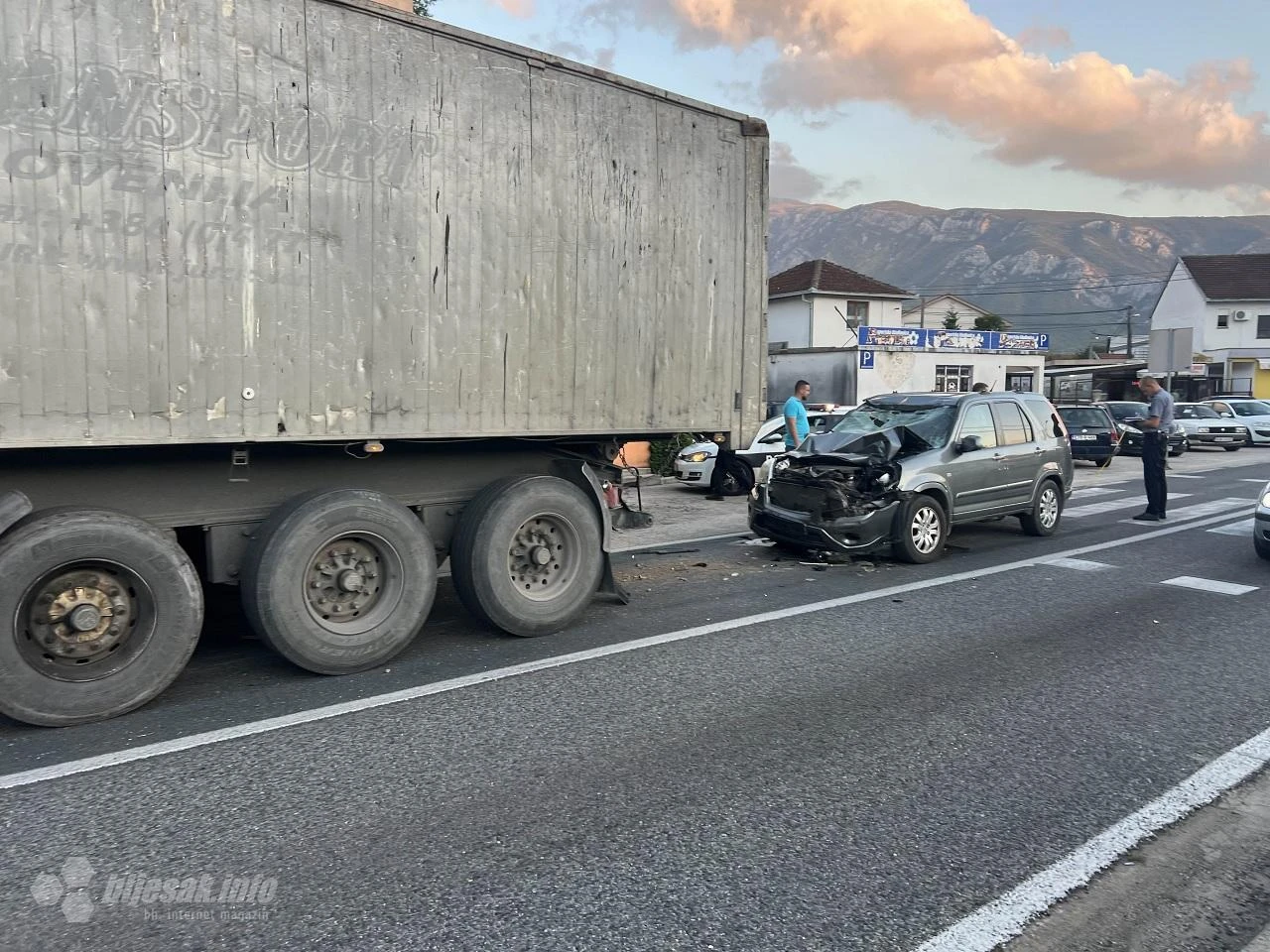 FOTO | Mostar: Sudar kamiona i 2 vozila - ozlijeđeni prebačen u bolnicu