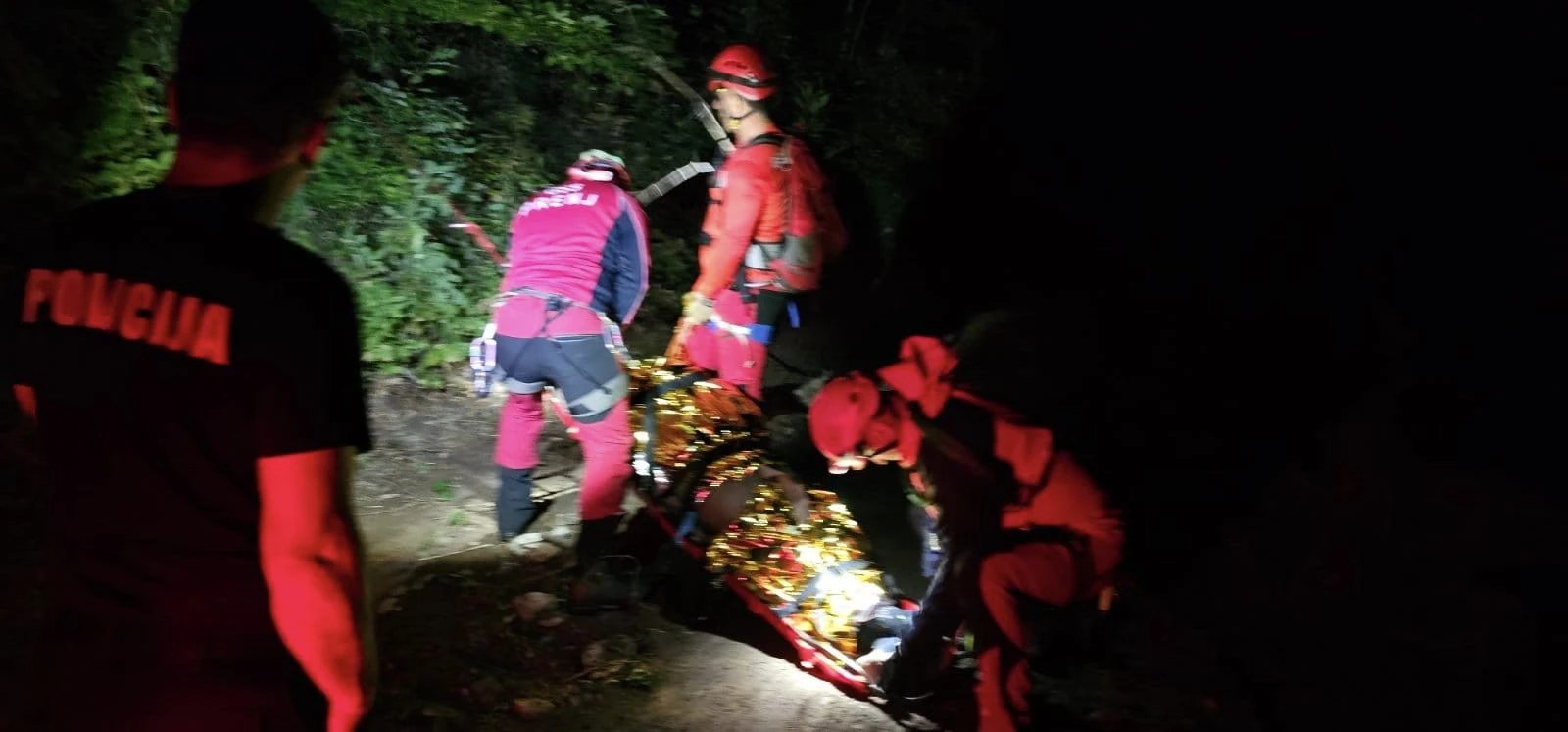 Smrtno stradao suvozač kod Konjica: Vozač izašao iz auta, vozilo sletjelo u provaliju