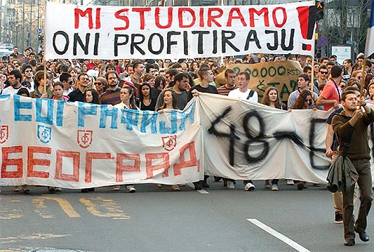 VIDEO | Eksplozivna naprava bačena na studente ispred Rektorata: Dvoje ozlijeđenih