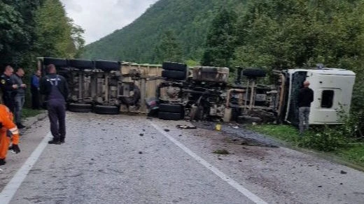 Nesreća na magistralnom putu Novi Travnik - Bugojno: Prevrnuo se kamion, obustavljen promet