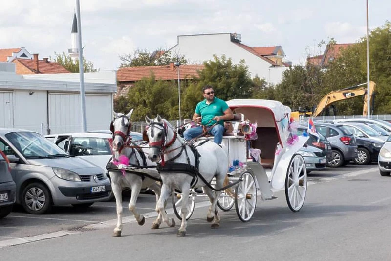 Doček za kraljicu i princezu - ponosni tata u bijeloj kočiji dočekao mamu i bebu ispred rodilišta