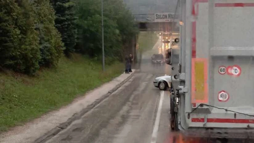 Nevrijeme napravilo probleme u Žepču: Automobil stao ispod poplavljenog podvožnjaka