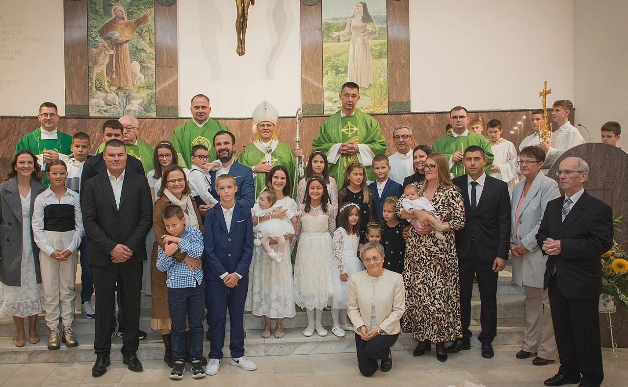 Obitelj Kapular posvojila sedmero djece, u nedjelju je troje krstio nadbiskup Hranić