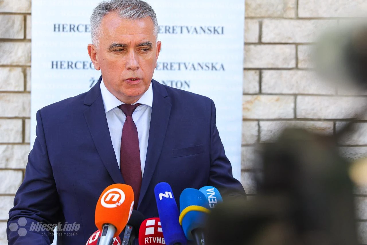 Zastupnici SDA, DF-a i NES-a predali zahtjev za ocjenu ustavnosti nastavnog plana u RS