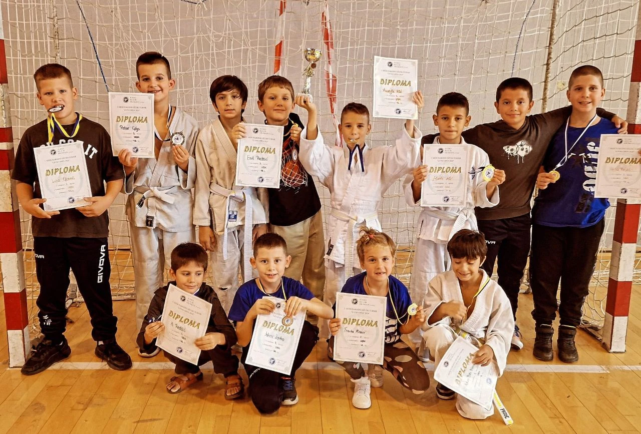 Judaši mostarske Neretve u Mostar donijeli 16 sjajnih odličja i pehar za najuspješnije dječake