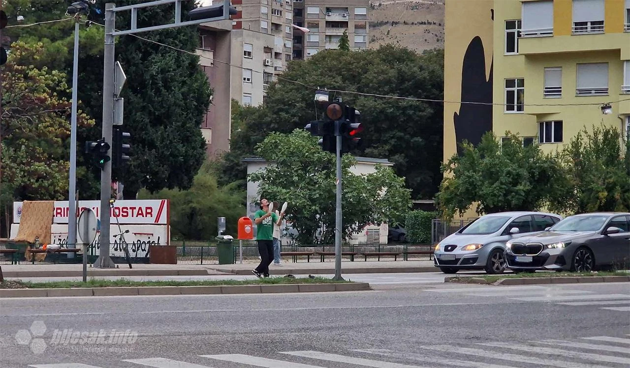 Ulični performer unio malo vedrine tijekom tmurnog dana