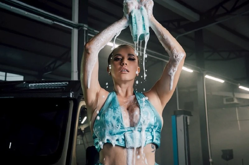 VIDEO | Nives Celzijus objavila pjesmu ''Moja pila'' - spot već ''zapalio'' internet