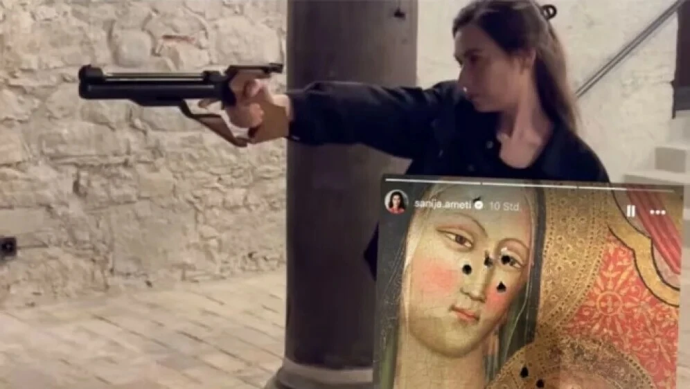 Političarka koja je izrešetala sliku Marije i Isusa podnijela ostavku