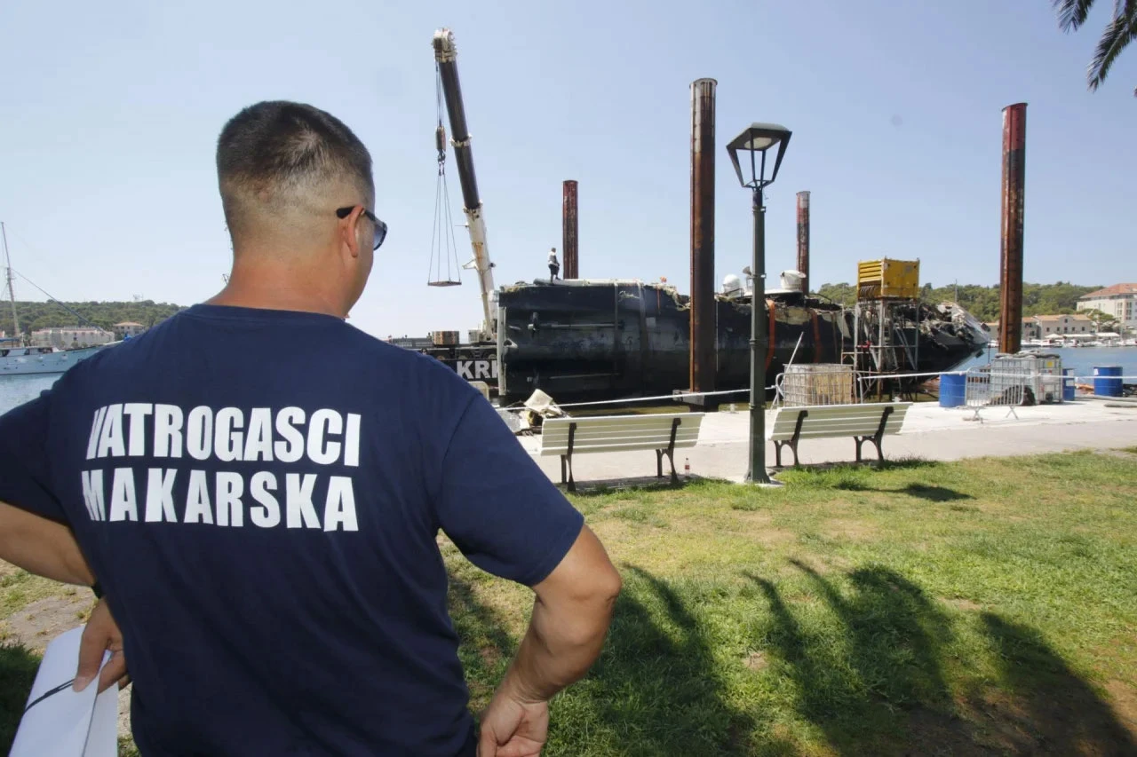 Širokobriješki poduzetnik kojemu je izgorjela jahta odužio se makarskim vatrogascima
