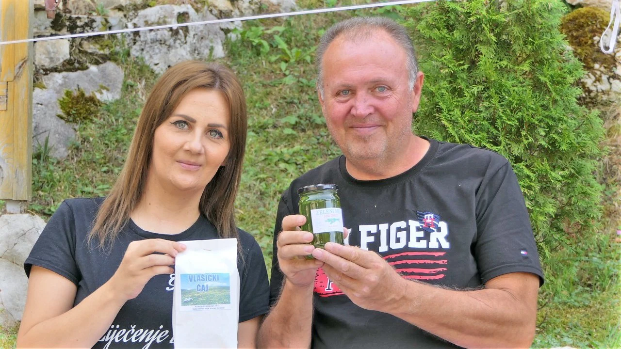 VIDEO |  Najpoznatiji travar 'ne diže glave od posla': Kupci dolaze čak iz Amerike 