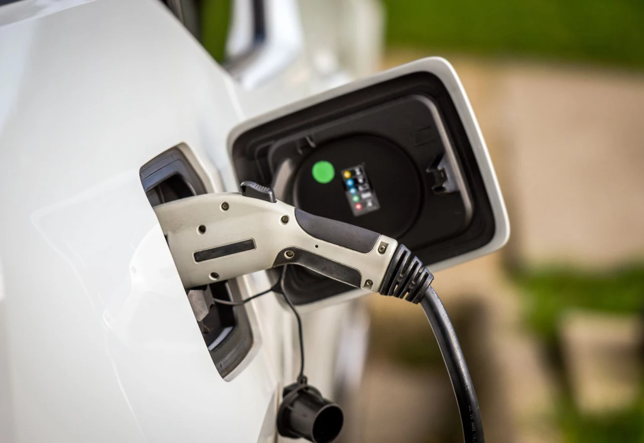 Autoindustriji prijete kazne jer se slabo kupuju električni automobili