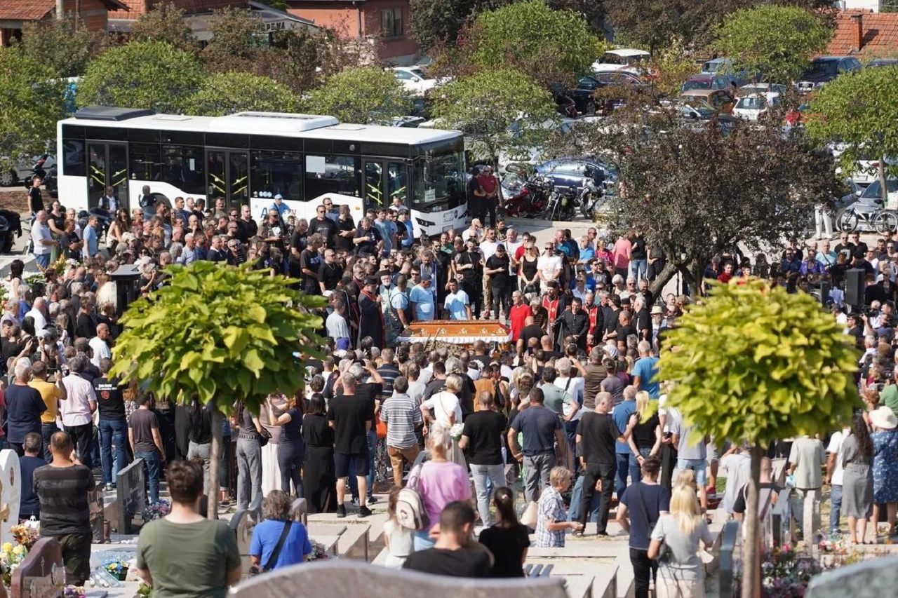 Bora Čorba sahranjen u rodnom Čačku uz pjesmu "Pogledaj dom svoj, anđele"