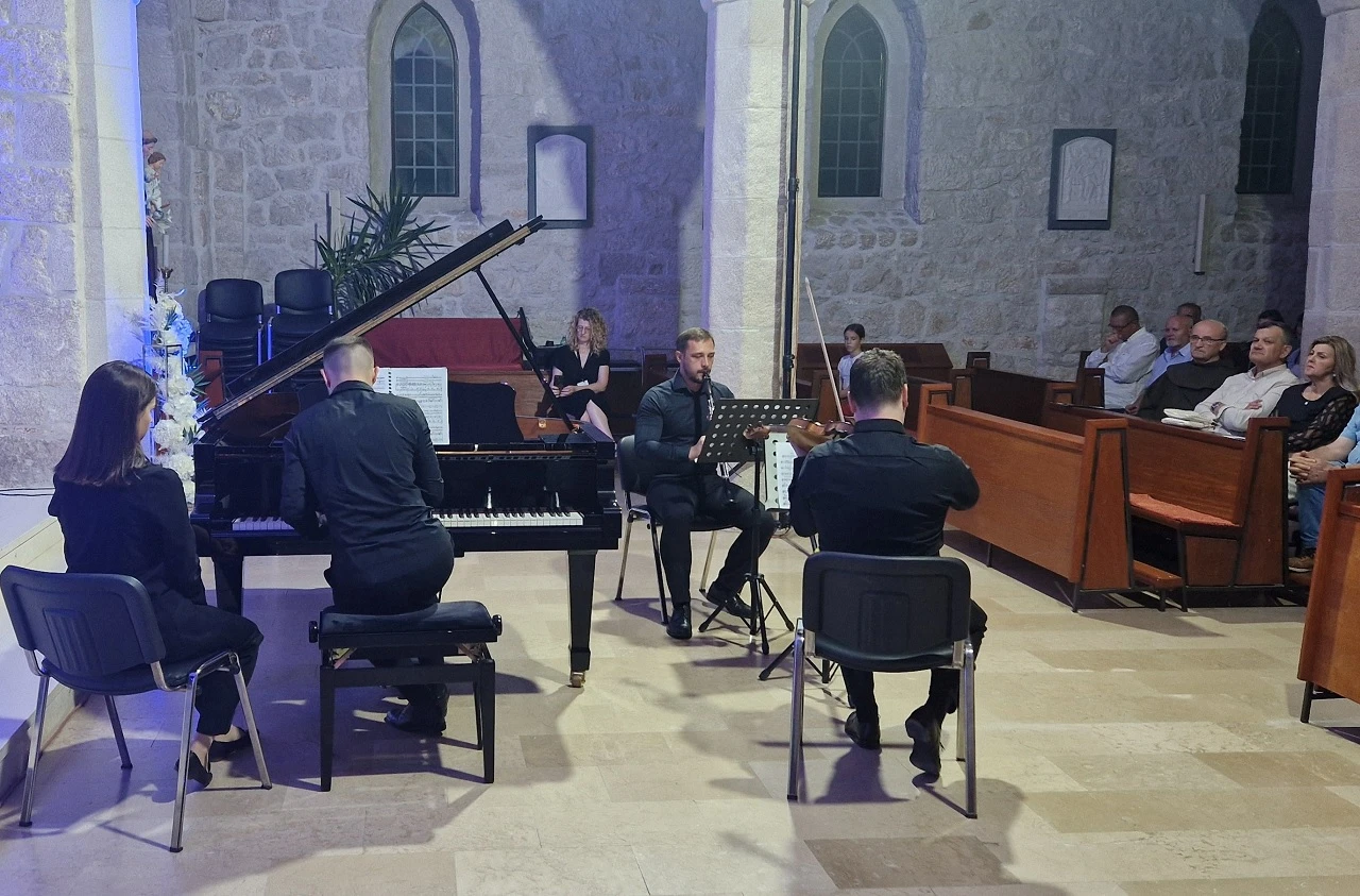 U Grudama započeo festival ''Glazba na kamenu''