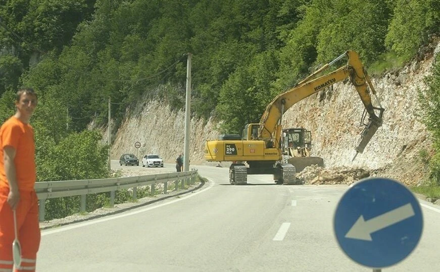 Kamenje palo na autobus, dvije osobe ozlijeđene