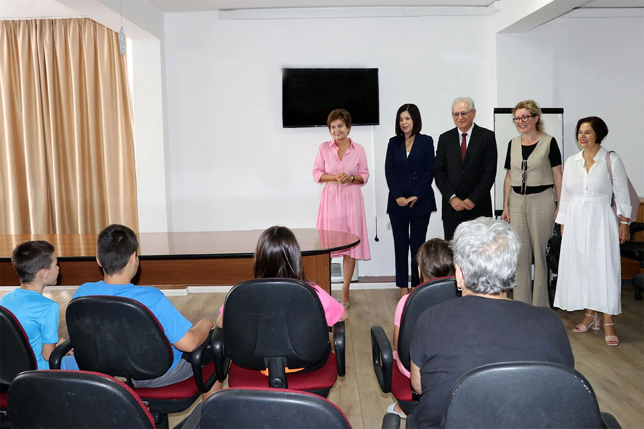 Vlada HNŽ darovala torbe i pribor učenicima