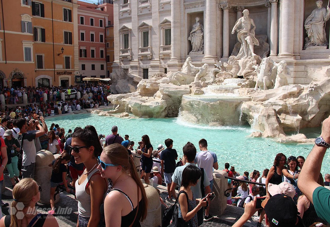 Zbog prevelikog broja turista Rim razmatra ograničenje pristupa Fontani di Trevi