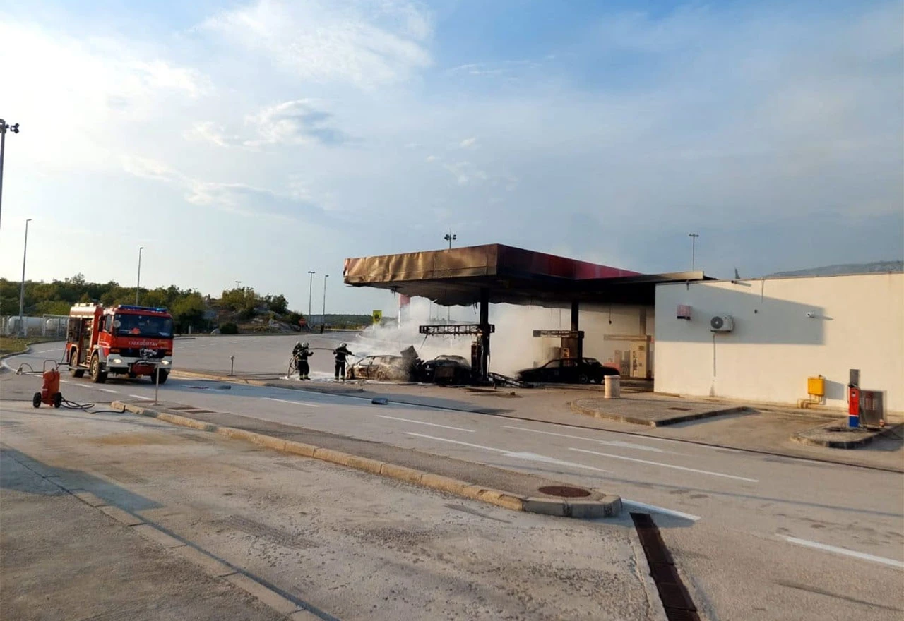 Nesreću na benzinskoj na A1 prouzročio nepoznati vozač u autu švedskih oznaka
