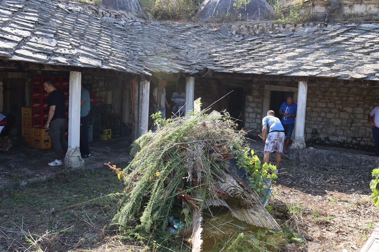 Počitelj - Tučnjava u Medresi, napadnuta i policajka
