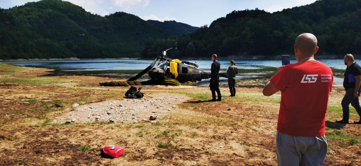 Srednji prst s tri prsta ili Kako bi budalasti patrioti kupovali helikoptere