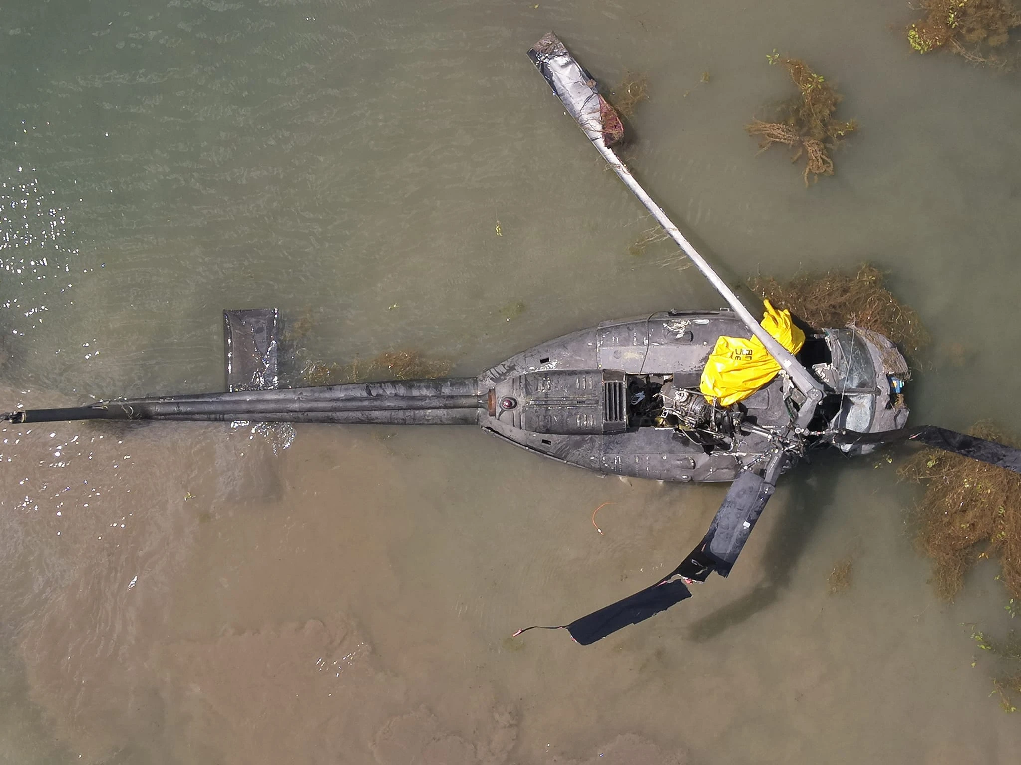 FOTO | Izvučen helikopter OSBiH iz Jablaničkog jezera