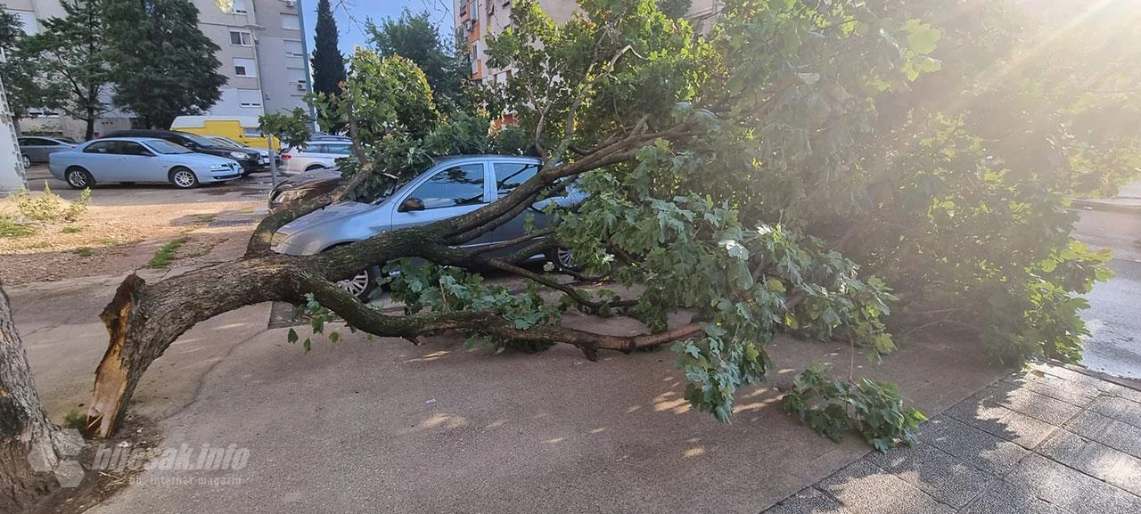 Mostar: Grana pala na auto