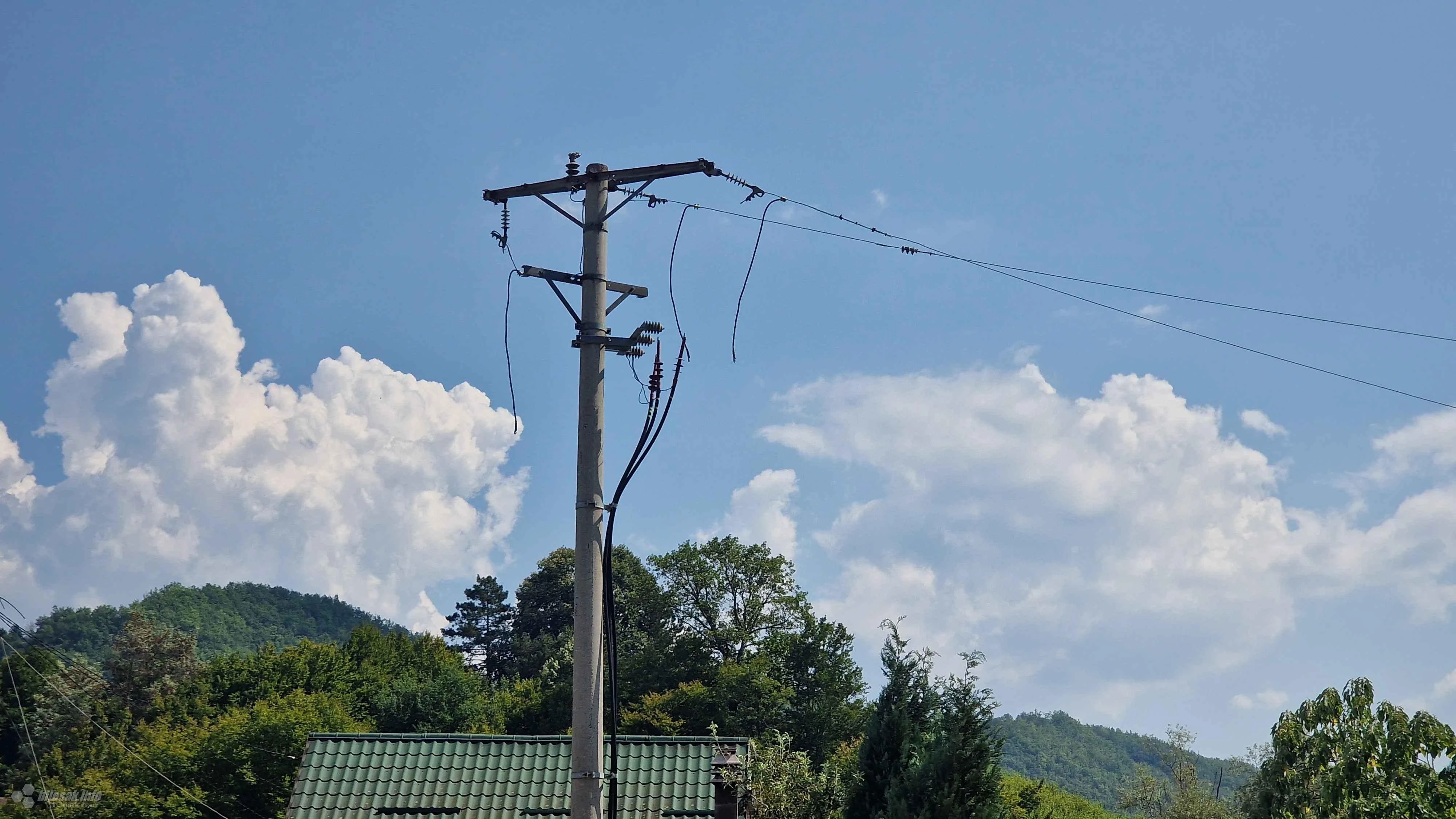 Svjedoci pada - helikopter zakačio žice od struje i izgubio kontrolu