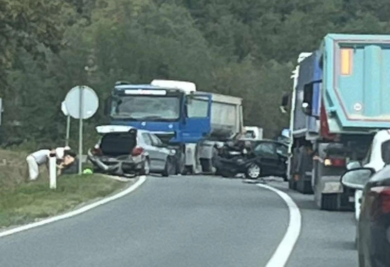 Teška prometna nesreća kod Žepča: Ozlijeđeno 7 osoba 