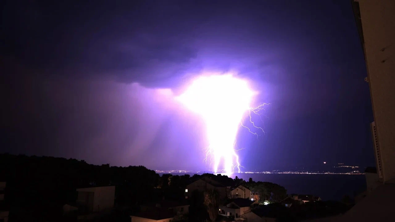 Udari munja uzrokovali požare u okolici Splita