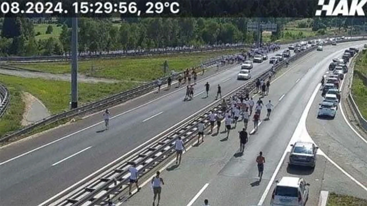 VIDEO Na autoputu se potukli navijači Rijeke i Hajduka