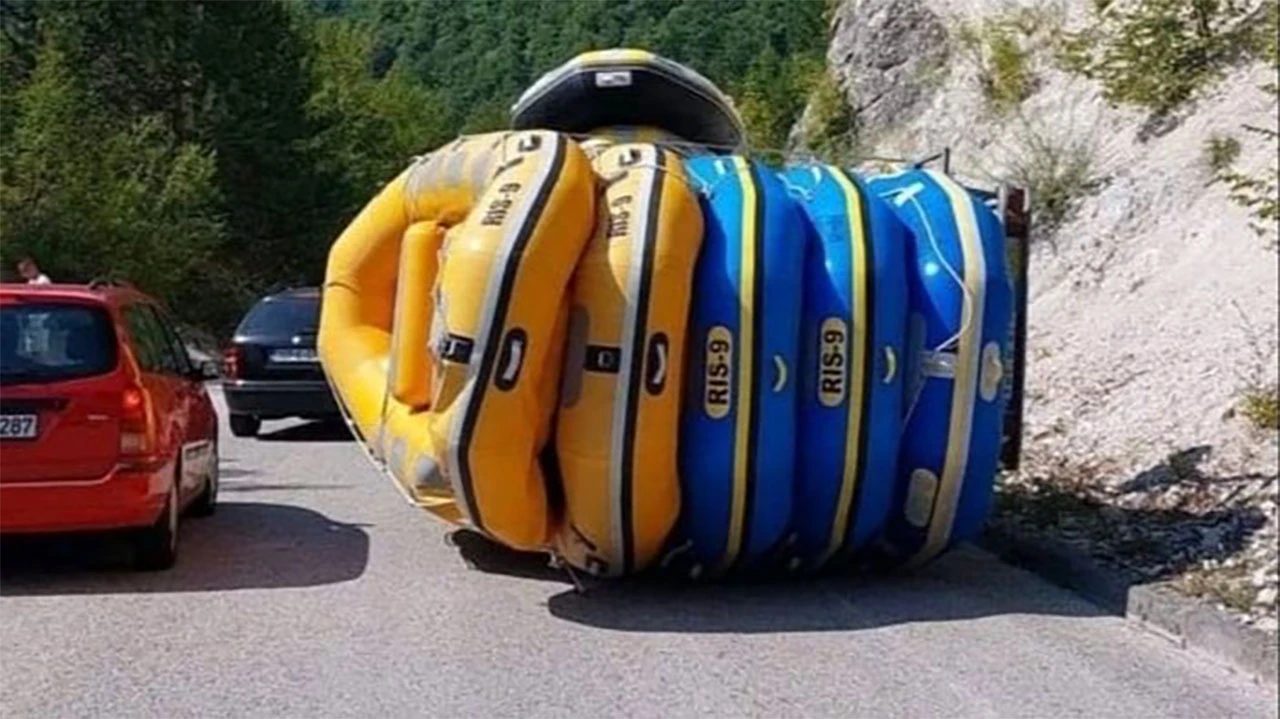 Nesreća na cesti Konjic - Boračko jezero: Prevrnuo se kombi natovaren čamcima, dvije osobe ozlijeđene