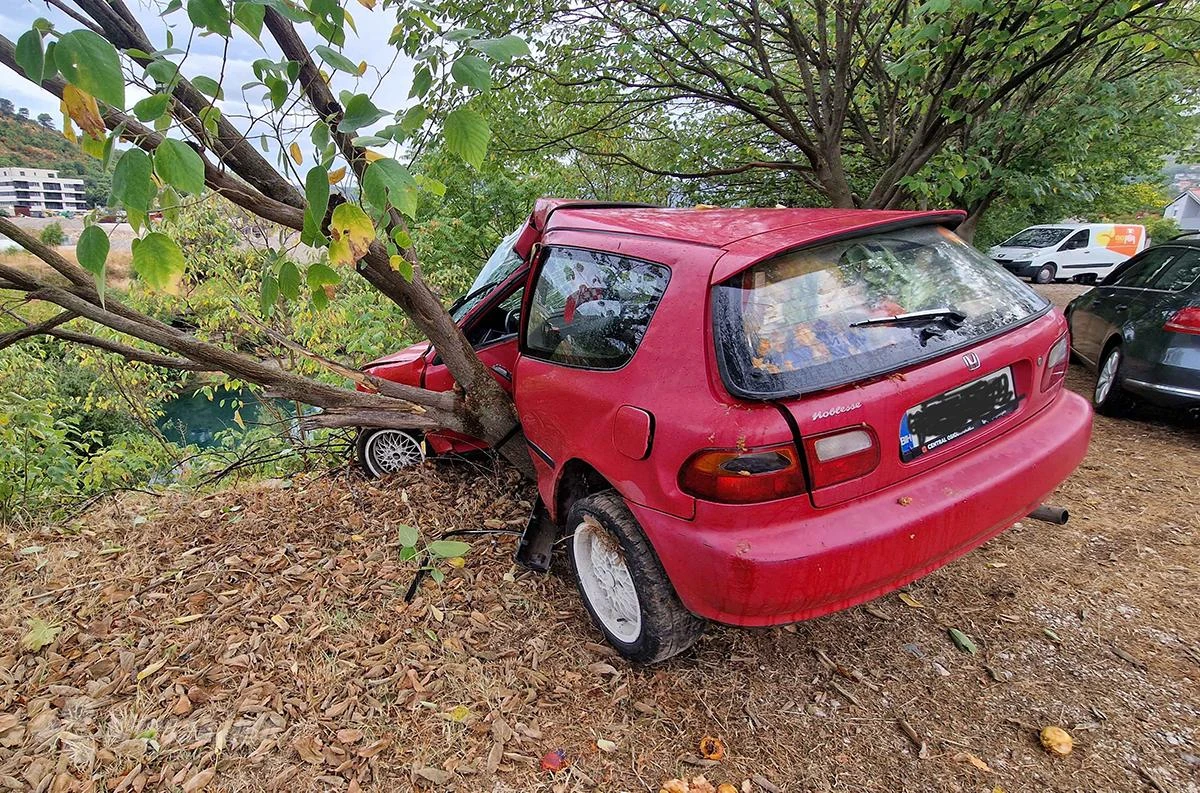 Mostar: Drvo spriječilo automobil da ne sleti u Neretvu