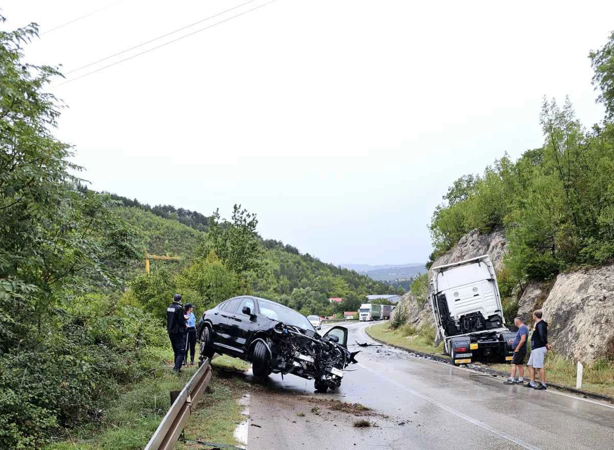 Prometna kod Širokog - Sudarili se BMW i teretnjak, ima ozlijeđenih