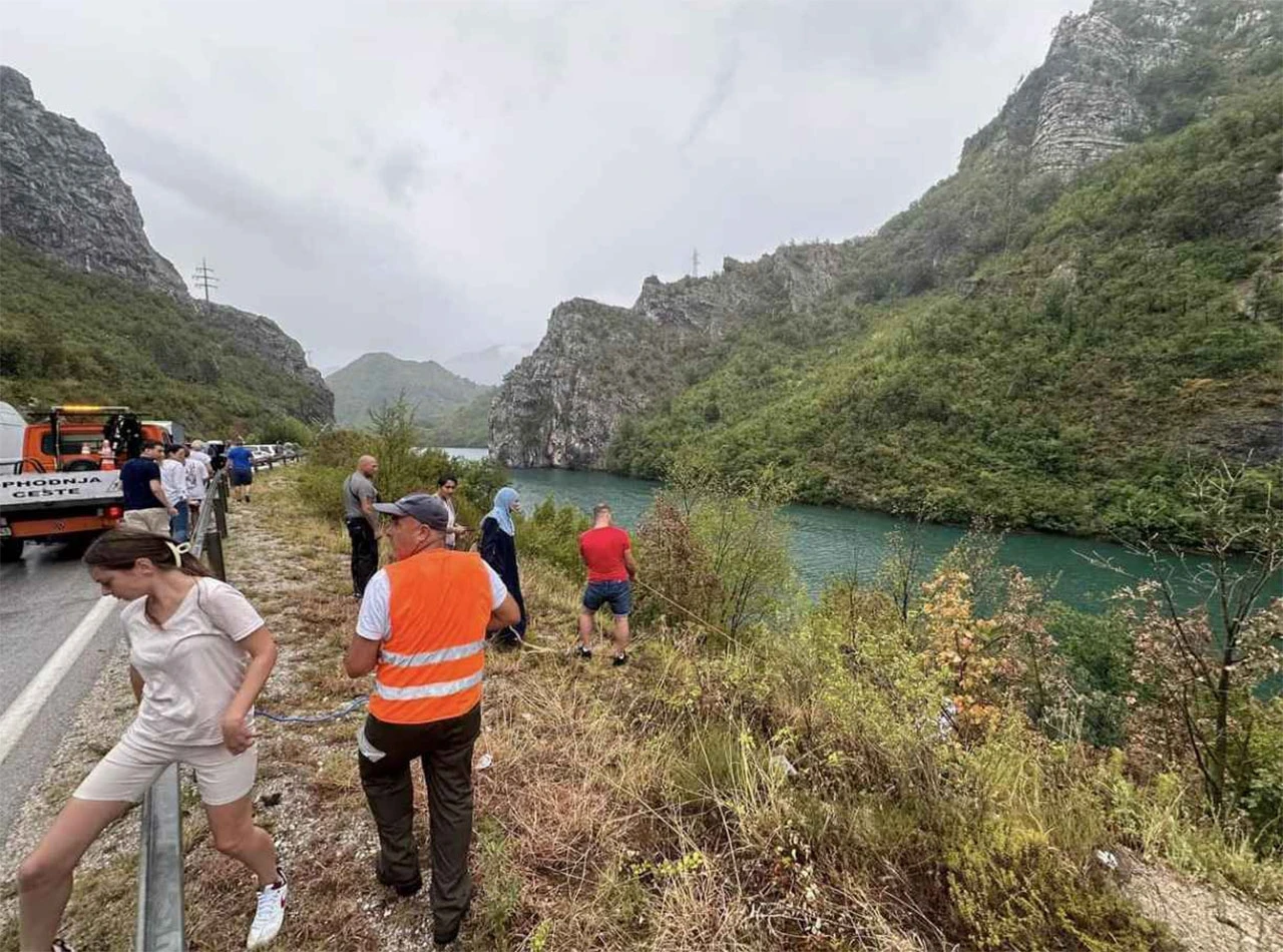 Teška prometna kod Jablanice: Vozilom sletjeli u jezero