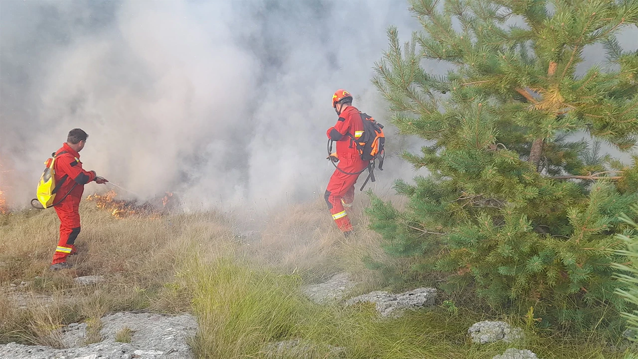 Posuški vatrogasci bore se s požarom na Oštrcu