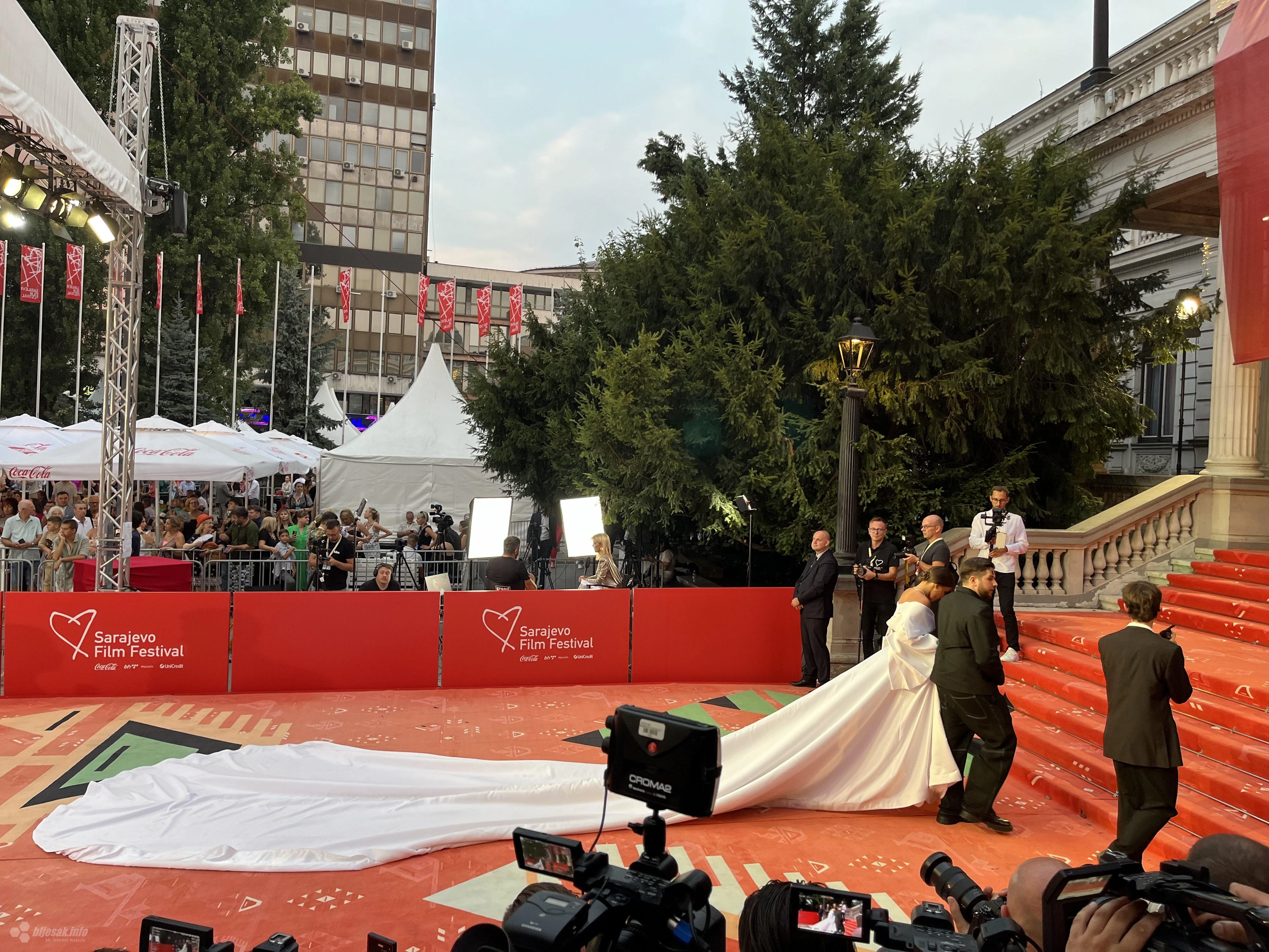 VIDEO | Mostarska glumica Anja Kraljević i Goran Bogdan zablistali na crvenom tepihu SFF-a