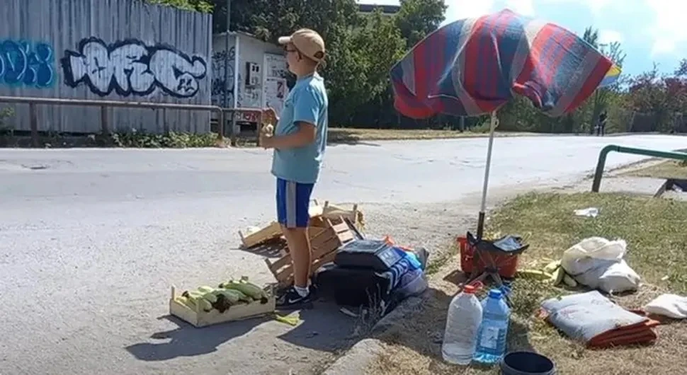 Dječak iz BiH očitao lekciju svima, prodaje voće i povrće kako bi pomogao roditeljima