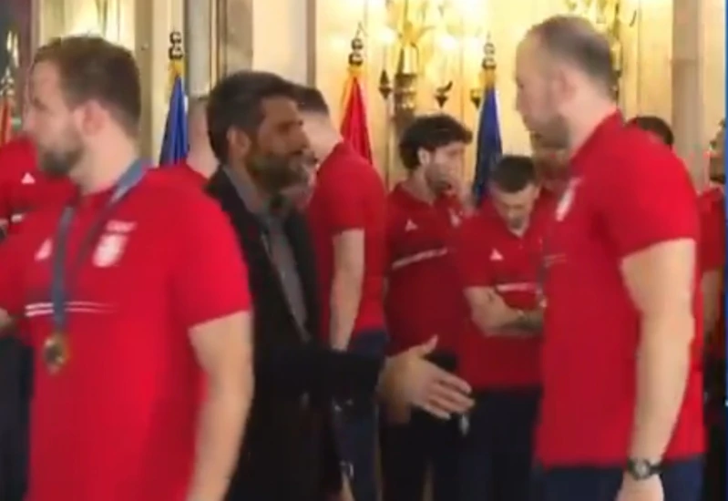 VIDEO | Srpski vaterpolist odbio pružiti ruku gradonačelniku Beograda 