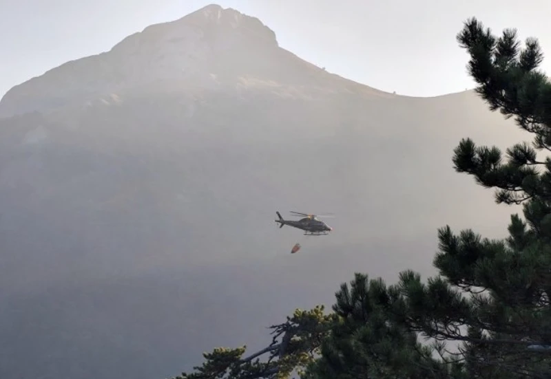 Veliki požar na Zelengori: Od jutra helikopterom izbačeno 20.000 litare vode