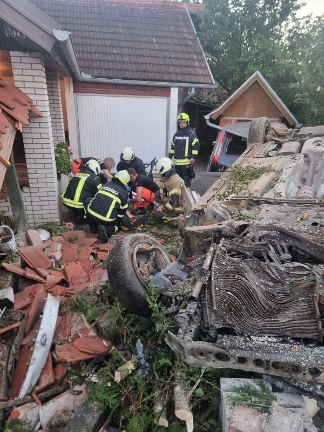 Automobil uništio pola dvorišta pa završio na krovu 